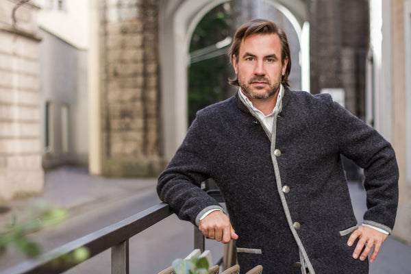 man_wearing_walk_jacket_in_Sal