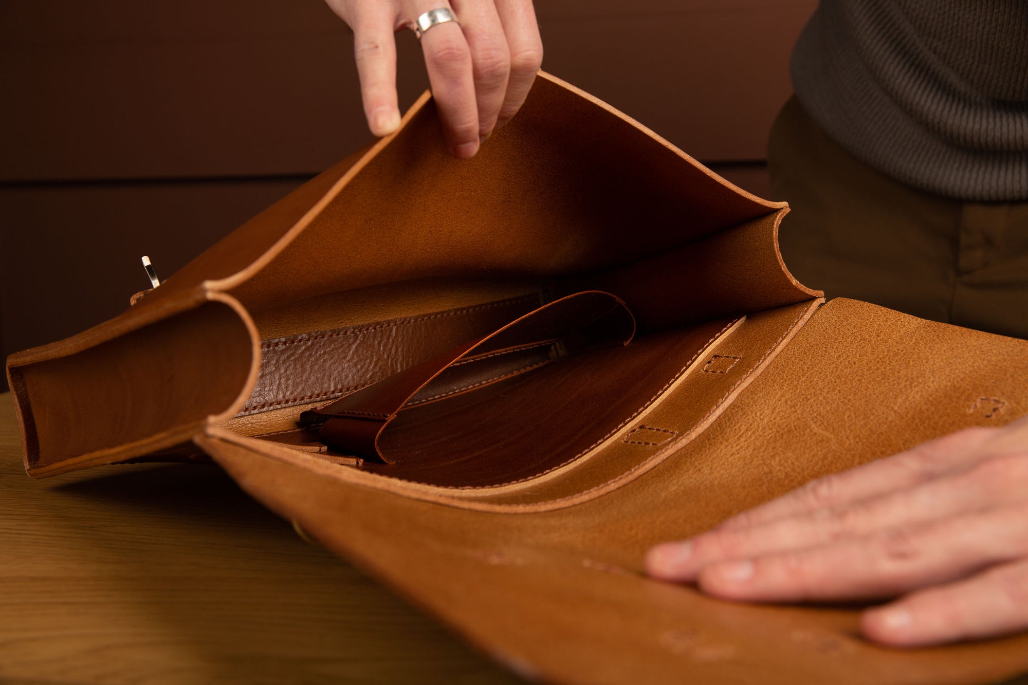 LEATONE "Retrato" leather briefcase in classic whiskey color