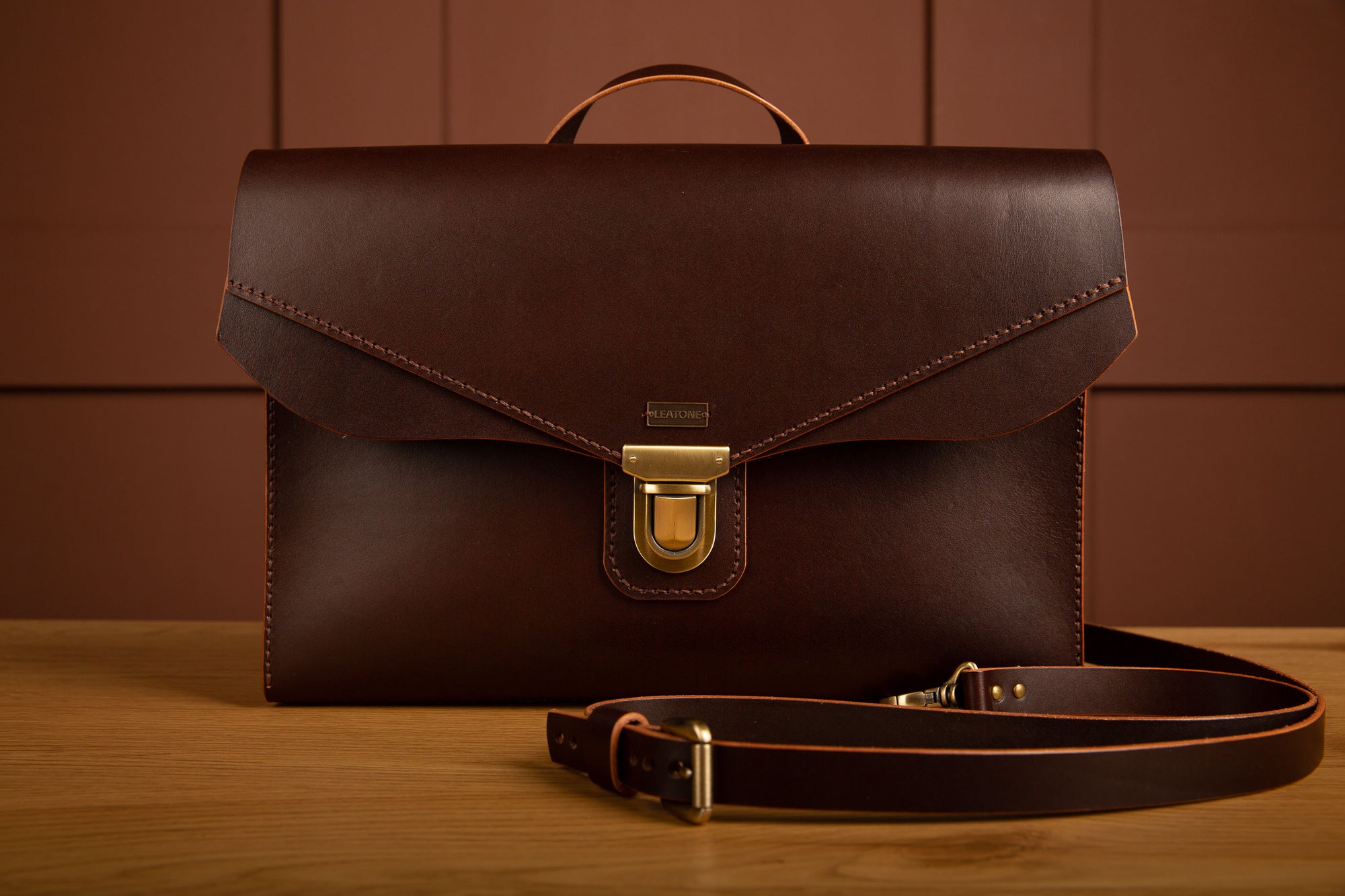 LEATONE "Retrato" leather briefcase in chestnut color